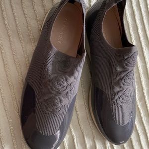 Classy sz 8 tennis shoes by Taryn Rose